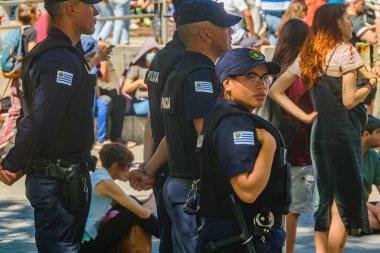 MONTEVIDEO, URUGUAY, Kasım 2022 - Polis Uuguay 'a karşı Corea Dünya Kupası maçını izledi