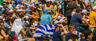 MONTEVIDEO, URUGUAY, NOVEMBER - 2022 - Sokaktaki kalabalık uruguay 'a karşı Corea Dünya Kupası maçını izliyor