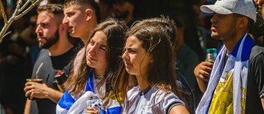 MONTEVIDEO, URUGUAY, NOVEMBER - 2022 - Sokaktaki kalabalık uruguay 'a karşı Corea Dünya Kupası maçını izliyor