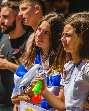 MONTEVIDEO, URUGUAY, NOVEMBER - 2022 - Sokaktaki kalabalık uruguay 'a karşı Corea Dünya Kupası maçını izliyor