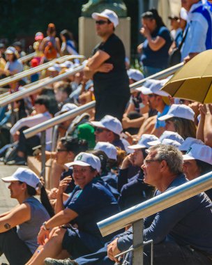 MONTEVIDEO, URUGUAY, NOVEMBER - 2022 - Sokaktaki kalabalık uruguay 'a karşı Corea Dünya Kupası maçını izliyor