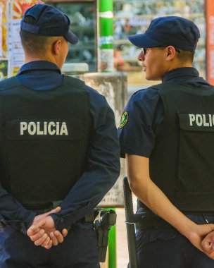 MONTEVIDEO, URUGUAY, Kasım 2022 - Polis Uuguay 'a karşı Corea Dünya Kupası maçını izledi