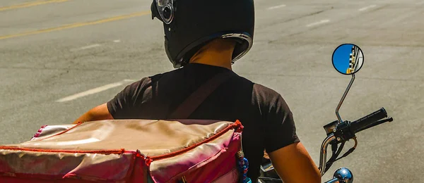 Montevideo Uruguay Listopad 2022 Młody Motocyklista Dostawczy Stojący Przy Alei — Zdjęcie stockowe