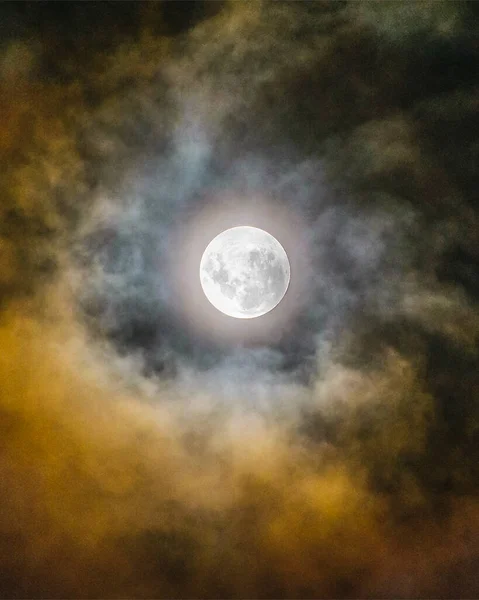 Karanlık Bulutlu Dolunay Gece Yarısı Manzarası — Stok fotoğraf