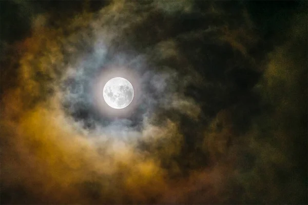 Mörka Molnigt Fullmåne Midnatt Scen — Stockfoto