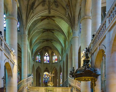 PARIS, FRANCE, JANUARY - 2020 Saint-etienne du mont Kilisesi iç mimarisi