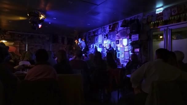 Montevideo Uruguay Octubre 2022 Pareja Bailando Música Tango Bar Tradicional — Vídeos de Stock