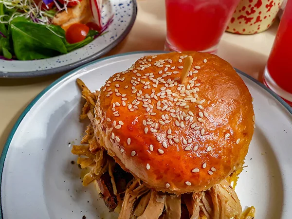 Top View Shot Ręcznie Robione Hamburgery Warzywa Przy Stole Restauracyjnym — Zdjęcie stockowe