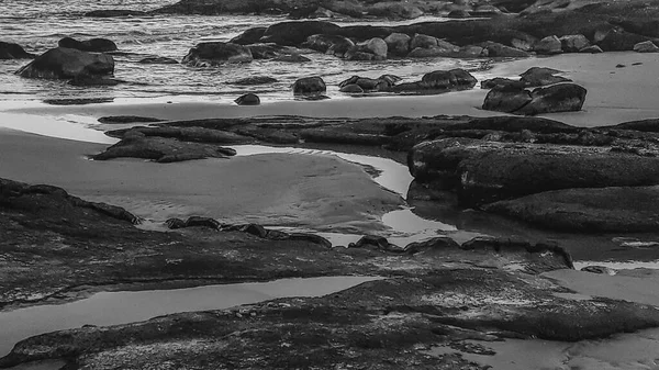 Zwart Wit Foto Van Rotsachtige Kust Carrasco Strand Montevideo Uruguay Stockfoto