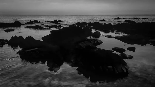 黑白相间的岩石海滩景观 卡拉奇 蒙太奇 乌鲁盖 — 图库照片