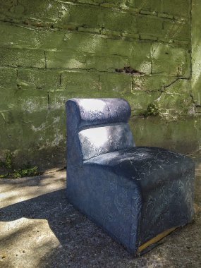 Boş kaldırımda, Montevideo 'da, uruguay' da evsizlerin kullandığı süslü mavi kanepe.