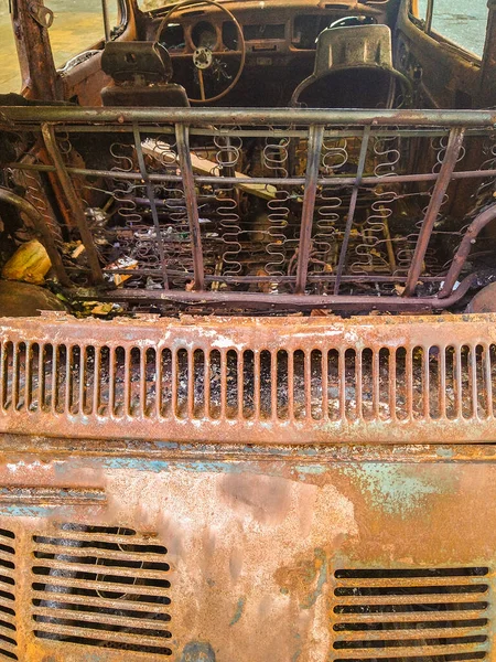 Φωτογραφία Από Καμένο Παλιό Αυτοκίνητο Εγκαταλελειμμένο Στο Δρόμο Μοντεβιδέο Uruguay — Φωτογραφία Αρχείου