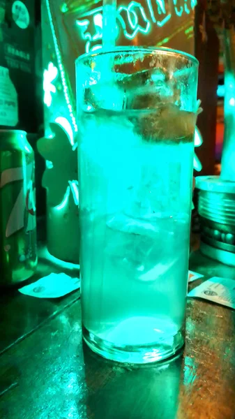 Ushuaia Argentina Abril 2022 Bebida Alcohólica Fría Sobre Mesa Pub —  Fotos de Stock