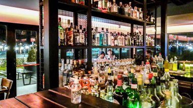 USHUAIA, ARGENTINA, APRIL - 2022 Gin Bar iç mekanı, ushuaia, tierra del fuego, Arjantin