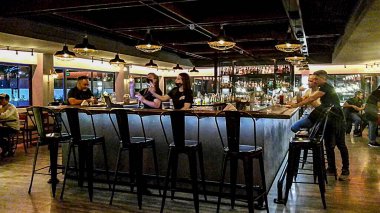 USHUAIA, ARGENTINA, APRIL - 2022 Gin Bar iç mekanı, ushuaia, tierra del fuego, Arjantin