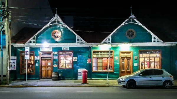 stock image USHUAIA, ARGENTINA, APRIL - 2022 - Irish pub exterior night scene, ushuaia, tierra del fuego, argentina