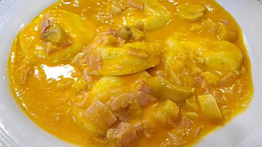 Yüksek açılı Sorrentinos makarna ve dört peynir sosu.