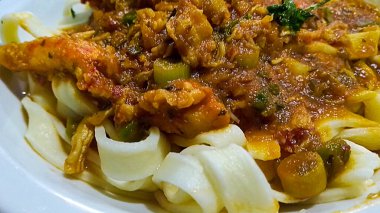 Domates soslu makarna ve et. Ayrıntılı çekim.