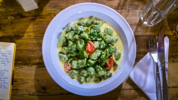 Top View Shot Πιάτο Λαχανικών Gnocchi Ρουστίκ Στυλ Ξύλινο Τραπέζι — Φωτογραφία Αρχείου