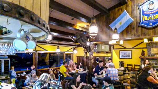 Ushuaia Argentina Abril 2022 Escena Nocturna Interior Restaurante Tradicional Centro —  Fotos de Stock