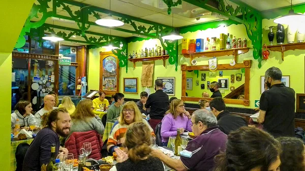Ushuaia Argentina Abril 2022 Interior Noite Multidão Cena Restaurante Tradicional — Fotografia de Stock