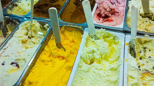 在冰淇淋店内拍摄到的顶级冰淇淋口味 — 图库照片