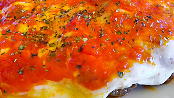 白皿にモッツァレラチーズとトマトの典型的なアルゼンチンのミラノ料理 — ストック写真