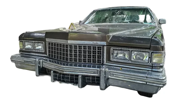 Isolado 1975 Cadillac Vista Frontal Isolado Contra Fundo Branco — Fotografia de Stock