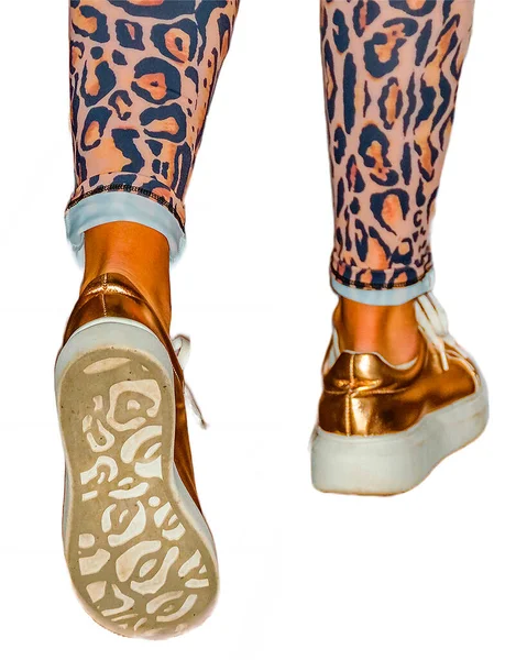 Leopardo Impressão Tênis Dourados Detalhe Mulher Foto Isolada — Fotografia de Stock