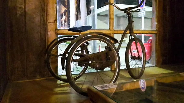 ウスアイア市の伝統的なバーで展示されているアンティーク自転車 — ストック写真