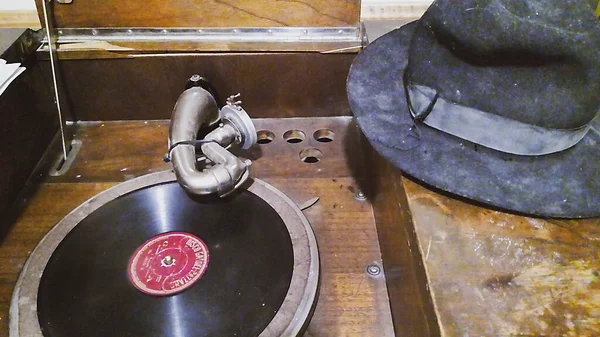 アンティーク木製の古い記録プレーヤーと帽子でRestaruant博物館 Ushuaia Argentina — ストック写真