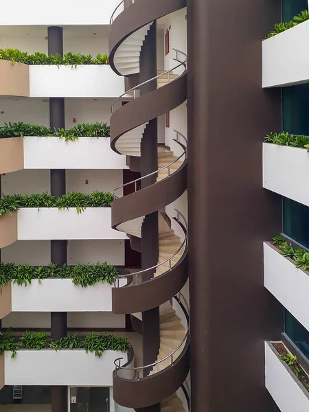 Nowoczesne Apartamenty Budynek Schody Wewnętrzne Balkon Widok Miasto Samborondon Ecuador — Zdjęcie stockowe