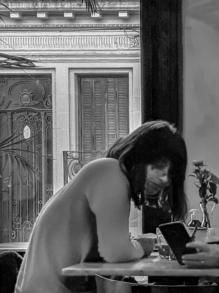 2021年6月29日 乌鲁圭 蒙蒂维多 在餐馆 乌鲁盖观看伴侣手机的黑白片成年妇女 — 图库照片