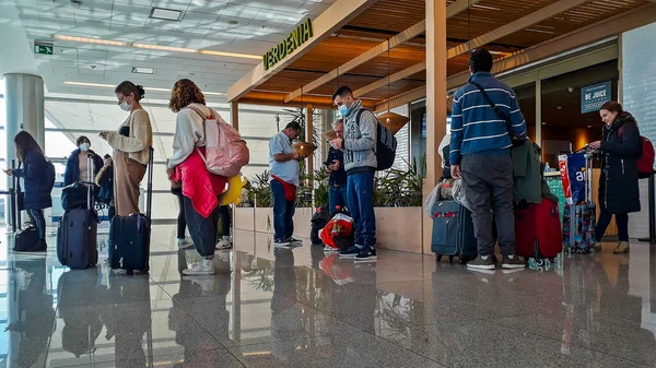 モンテビデオ ウルグアイ 2022年8月 2022年8月 カラスコ空港 モンテビデオ ウルグアイでのフライトを待っている人々 — ストック写真