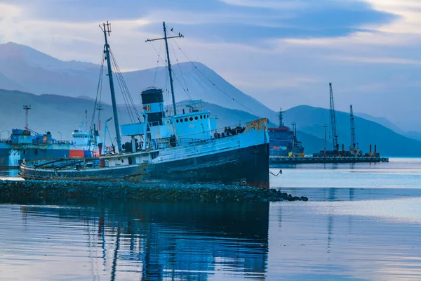 放棄された船は ウスアイア港 ティエラ フエゴ アルゼンチンに停泊 — ストック写真