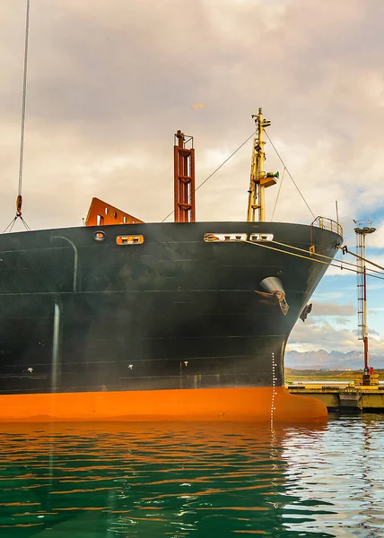 停泊在Argentina Tierra Del Fuego Ushuaia港的大型货船 — 图库照片