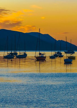 Tekneler ve yatlar Beagle Channel, Uhuaia City, Tierra del Fuego, Arjantin 'e yakın bir yere park edilmiş.