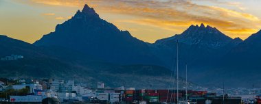 USHUAIA, ARGENTINA; 14 Nisan 2022: Ushuaia şehir liman manzarası, tierra del fuego, Arjantin