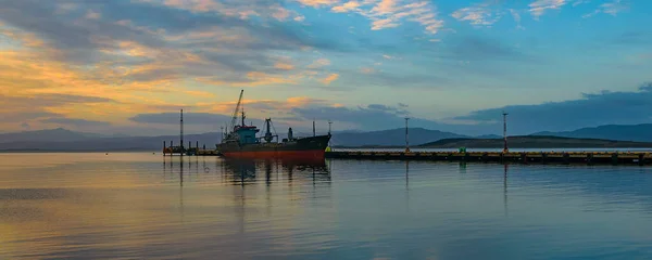ウスアイア港に停泊した大型貨物船 ティエラ フエゴ アルゼンチン — ストック写真