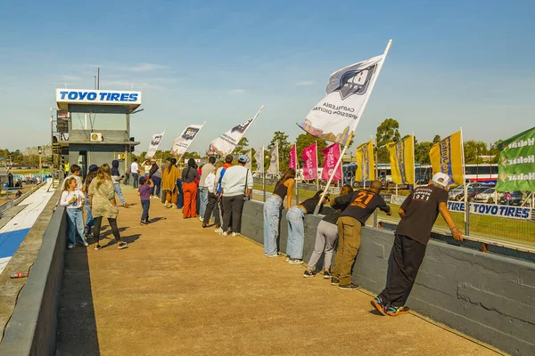 CANELONES, URUGUAY, MAYIS - 2023 Sürüklenen yarışları izleyen kutularda kalabalık, pinar autodrome, uruguay