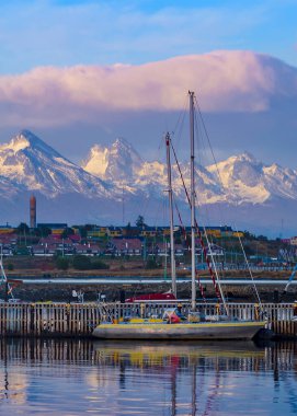 USHUAIA, ARGENTINA; 10 NİSAN 2022: Arka planda And Dağları, tierra del fuego, Arjantin aralığı olan ushuaia limanına park edilmiş gemiler