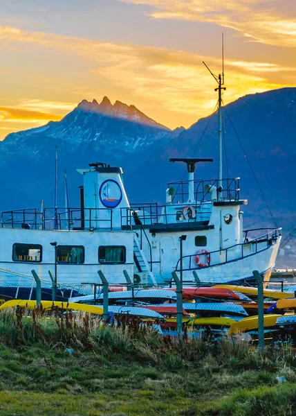 アンデス山脈の山々を背景にしたウシュアイア港に停泊アンティーク船 ティエラ フエゴ Argentina — ストック写真