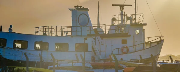 停靠在乌斯怀亚港口的古董船 背靠安第斯山脉 Tierra Del Fuego Argentina — 图库照片