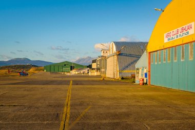 USHUAIA, ARGENTINA; 14 Nisan 2022: Uhuaia Havalimanı 'nda sabah sahnesi, tierra del fuego, Arjantin