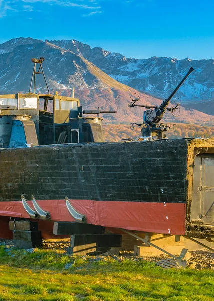 Старая Безопасная Лодка Припаркованная Траве Рядом Ushuaia Por Tierra Del — стоковое фото