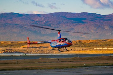 USHUAIA, ARGENTINA; 14 Nisan 2022: Uhuaia Havalimanı 'na park edilmiş trip helikopteri, tierra del Fuego, Arjantin