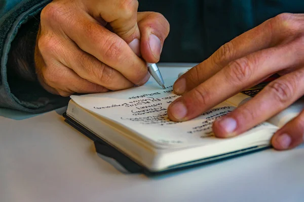 Fechar Tiro Homem Mãos Escrevendo Notebook Sobre Mesa — Fotografia de Stock