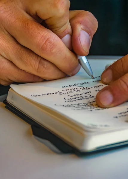 Fechar Tiro Homem Mãos Escrevendo Notebook Sobre Mesa — Fotografia de Stock