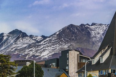 Modern binalar ve arka planda karlı dağlar, ushuaia, tierra del fuego, Arjantin