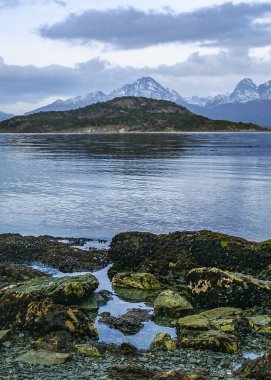 Zarategui Koyu, Tierra del Fuego, Uhuaia, Arjantin 'den adalar ve Şili Dağları manzaraları